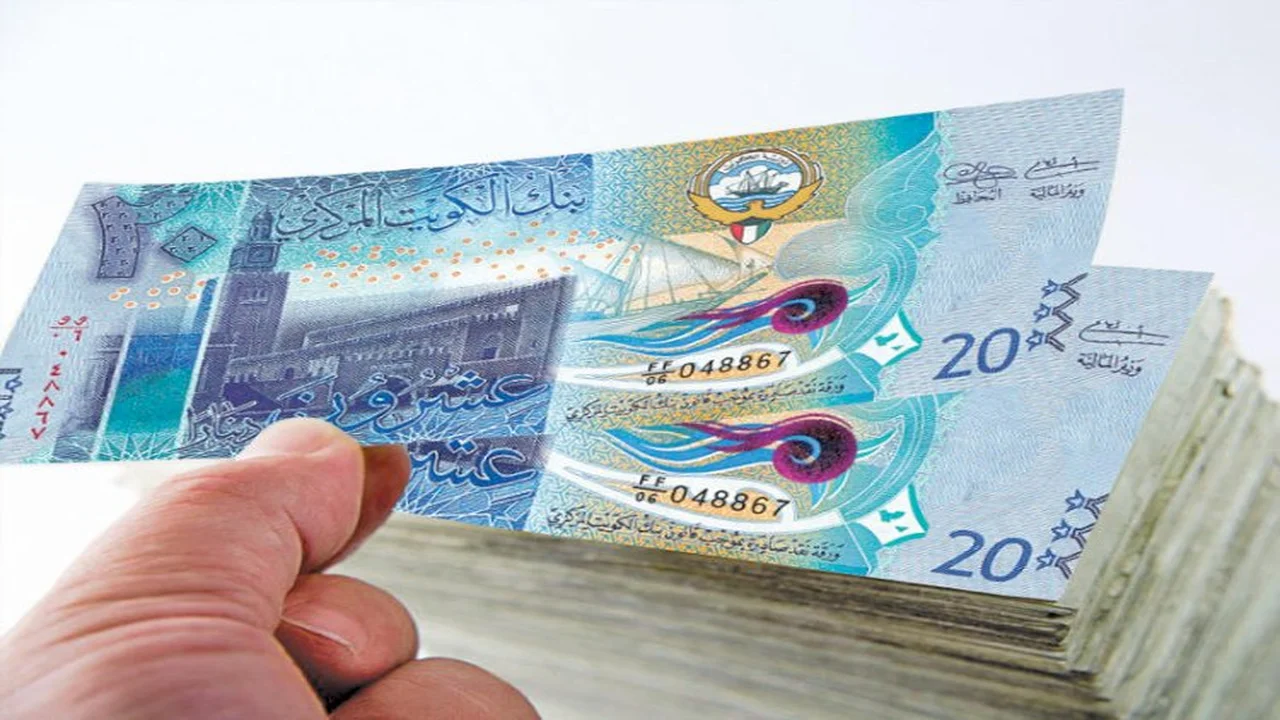 ارتفاع مفاجئ في سعر الدينار الكويتي أمام الجنيه محققًا 161 للمرة الأولى منذ نوفمبر